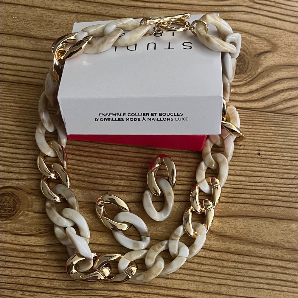 Elegant Gold and Cream Necklace Set